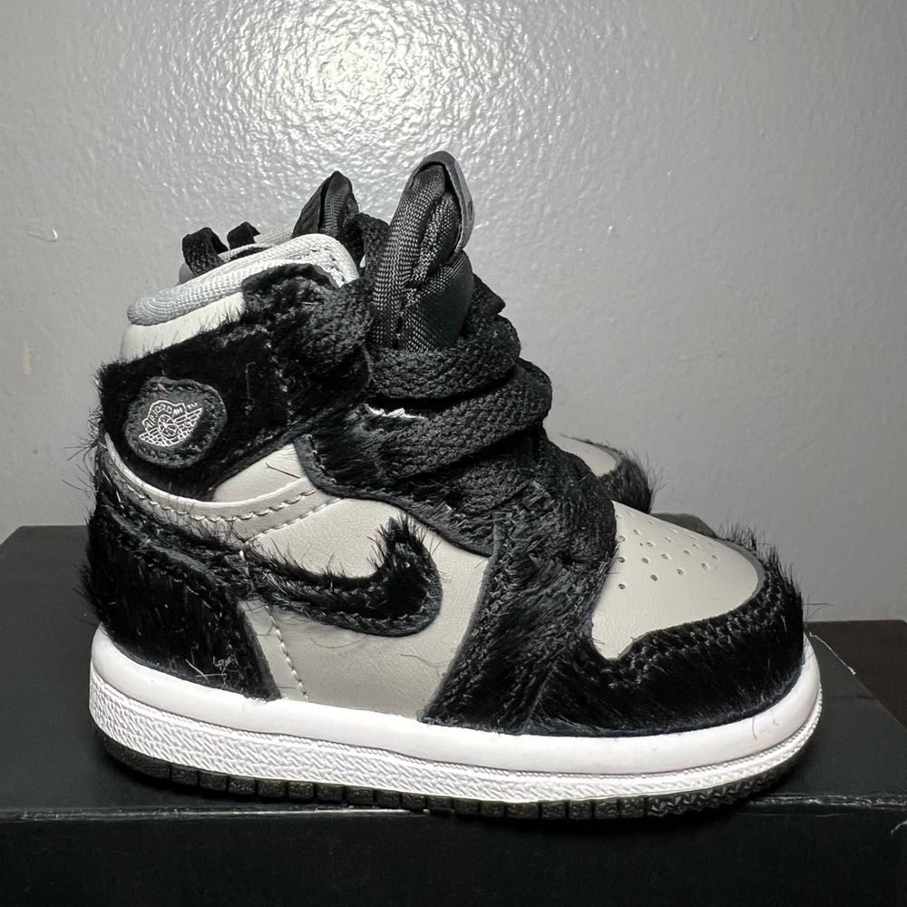 Jordan 1’s Retro High OG. Black & Gray. Toddler Size 3C.